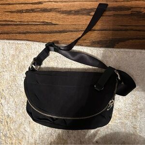 Black belt bag 
Worn